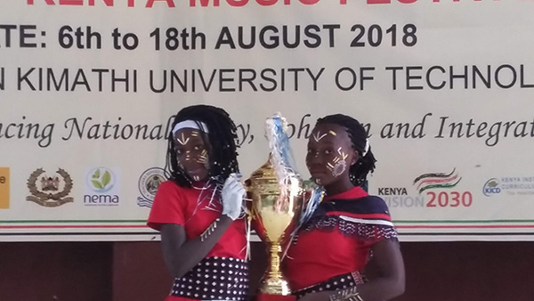 Pokal für die Harambee Garden School beim Kenya Music Festival