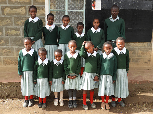 Gruppe von Kindern vor einer Schule