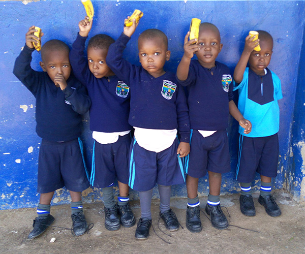 Stolz präsentieren die kleinsten Kinder ihre Banane