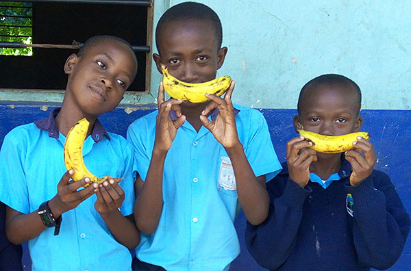 Kinder freuen sich über Bananen