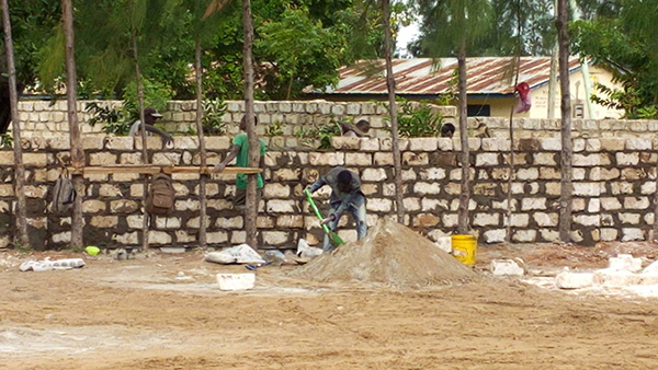 Beim Bau der Mauer um die Harambee Garden School