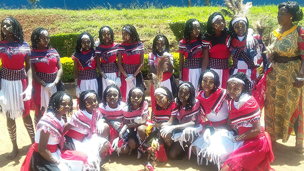 Gruppenfoto der Tänzerinnen der Harambee Garden School beim Kenya Music Festival