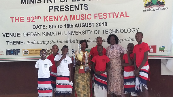 Pokal für die Harambee Garden School beim Kenya Music Festival