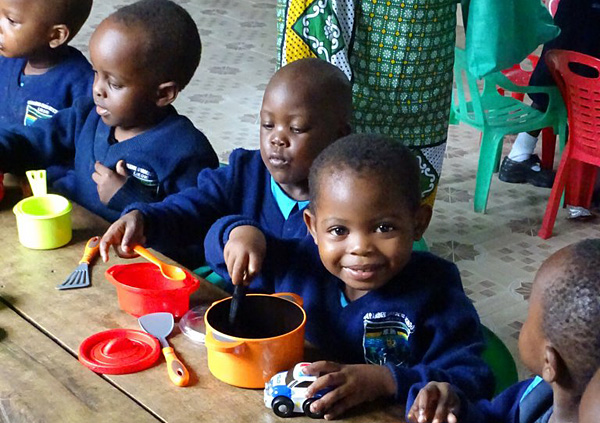 Kinder spielen im Kindergarten in Kenia