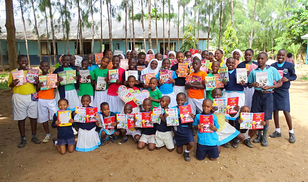 Bücherspende für Schüler in Kenia